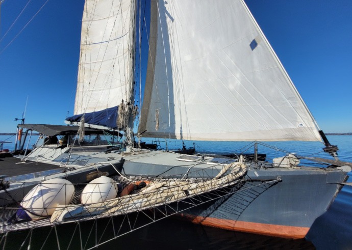 Queen Amane naviguant sous voiles